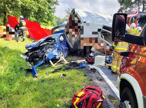 Scena wypadku drogowego z udziałem strażaków i ratowników medycznych na drodze ekspresowej