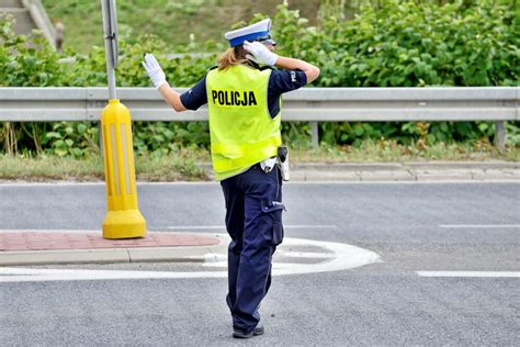 Policja kierująca ruchem na objazdach w Strzelnie