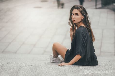 Profesjonalna sesja zdjęciowa z modelką Magdalena Mikucka w strażackiej scenerii
