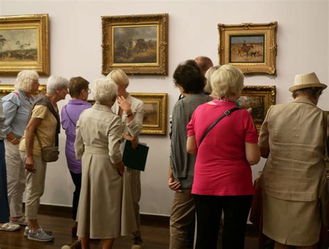 zdjęcie przedstawiające grupę artystów podczas tworzenia, być może na plenerze