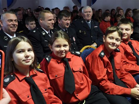 Młodzieżowe drużyny pożarnicze podczas ceremonii wręczenia nagród w Niechanowie