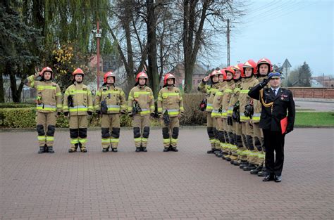 Thematyczne zdjęcie przedstawiające drużynę strażacką w akcji podczas zawodów