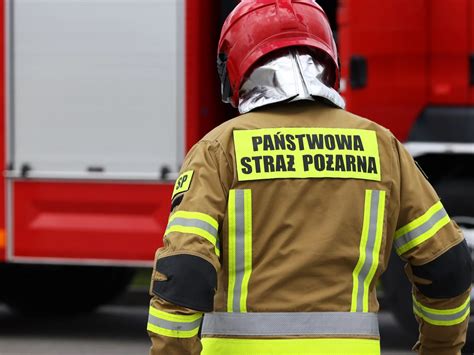 Zdjęcie młodych strażaków z MDP w trakcie ćwiczeń