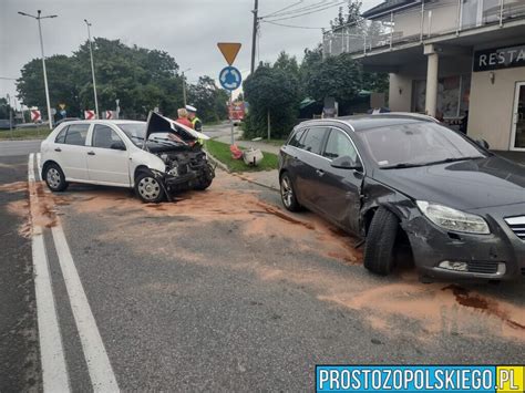 zderzenie dwóch samochodów osobowych na drodze