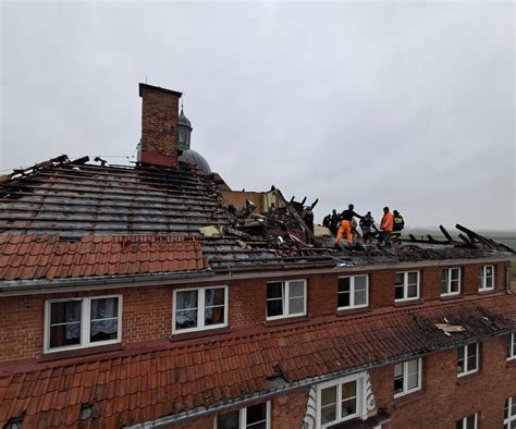 Zdjęcie kompleksu hotelowego po pożarze dachu