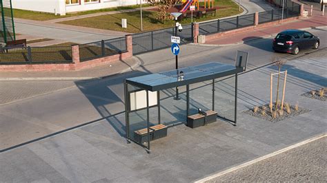 kolaż zdjęć przedstawiających ławki solarne, biletomaty solarne i wiaty przystankowe z panelami PV