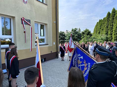 Zdjęcie przedstawiające poświęcenie sztandaru OSP Ogrodzieniec w 1957 roku, w tłumie widać Witolda Lubacha w hełmie oraz Stefana Wójcika, Mieczysława Straszaka, Władysława Gajdę i Edwarda Lipczyńskiego