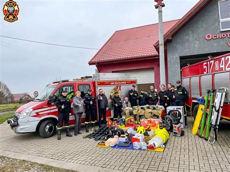 Strażacy z OSP Trąbin prezentujący sprzęt podczas lokalnych uroczystości