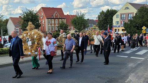 Barwny korowód dożynkowy z udziałem pocztów sztandarowych OSP