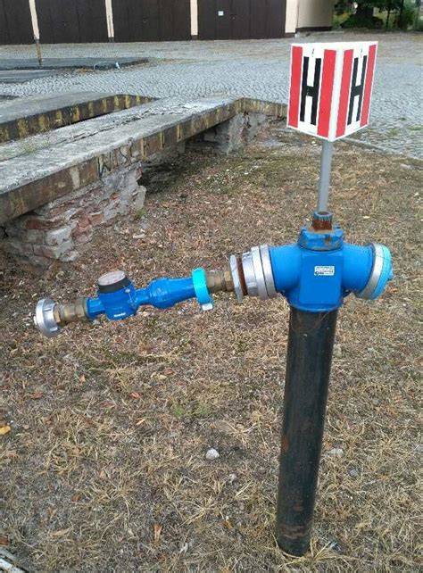 Tematyczne zdjęcie hydrantu przeciwpożarowego na tle miejskim