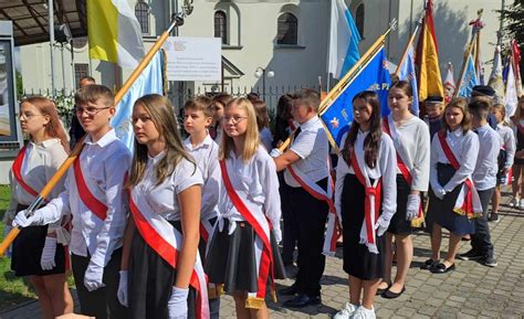 Poczty sztandarowe podczas parady w Rogowie