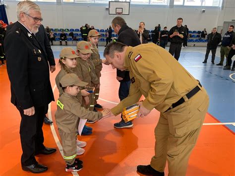 Zdjęcie drużyny OSP Osiny podczas ceremonii wręczenia nagród na zawodach sportowo-pożarniczych.
