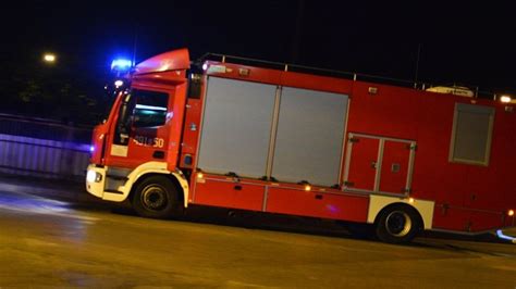 Zdjęcie lekkiego samochodu specjalnego ze sprzętem ochrony dróg oddechowych (SLPGaz)