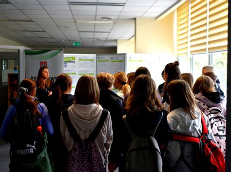 Tematyczne zdjęcie przedstawiające akcję edukacyjną Fundacji Bezpieczni.eu w zakresie bezpieczeństwa drogowego lub pierwszej pomocy