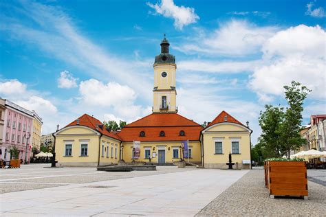 Ilustracja przedstawiająca historyczny ratusz w Białymstoku