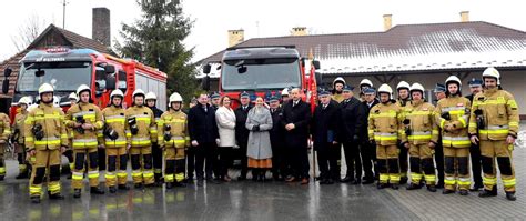 zdjęcie nowych samochodów strażackich OSP Słomniki podczas uroczystości