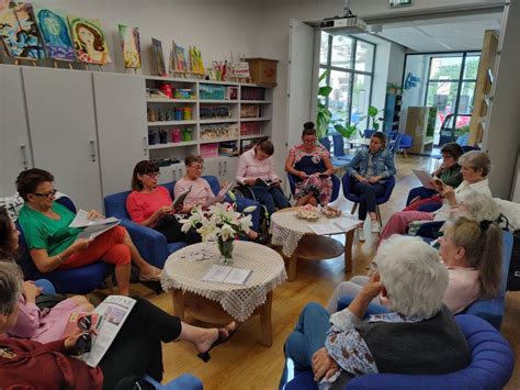 zdjęcie z Narodowego Czytania w Bibliotece w Słomnikach