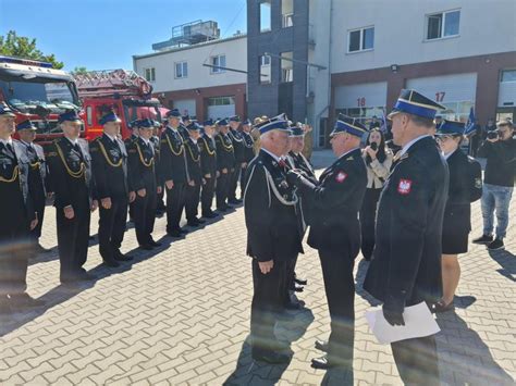 zdjęcie z uroczystości Dnia Strażaka w Bochni, widoczny dowódca w mundurze