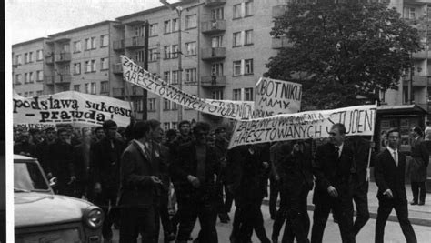 zdjęcie Warszawy z 1975 roku, pokazujące problemy z zaopatrzeniem