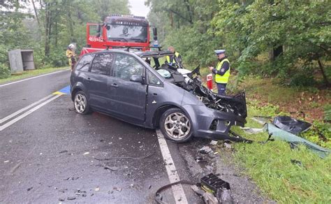 Zdjęcie z miejsca czołowego zderzenia samochodu osobowego z wozem strażackim na drodze wojewódzkiej, widoczne uszkodzone pojazdy