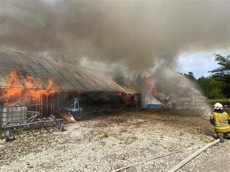 zdjęcie dymiącej stodoły po pożarze