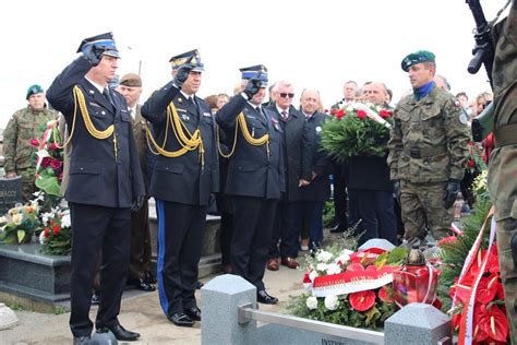 Zdjęcie orkiestry dętej OSP Grzegorzew podczas występu na uroczystościach patriotycznych