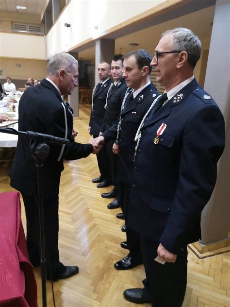 Portret grupy strażaków OSP Warszowice w pełnym umundurowaniu.