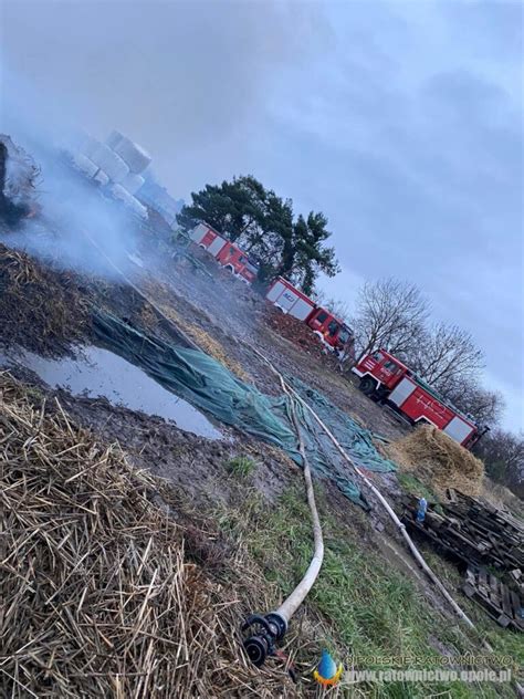 Samochód strażacki OSP w akcji gaśniczej, gaszący pożar sterty słomy.
