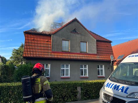 Zdjęcie przedstawiające akcję gaśniczą na dachu budynku mieszkalnego w Gdańsku