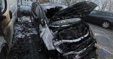 Zdjęcie spalonego samochodu osobowego na ulicy w Koszalinie