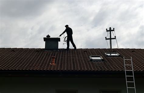ilustracja przedstawiająca kominiarza sprawdzającego komin