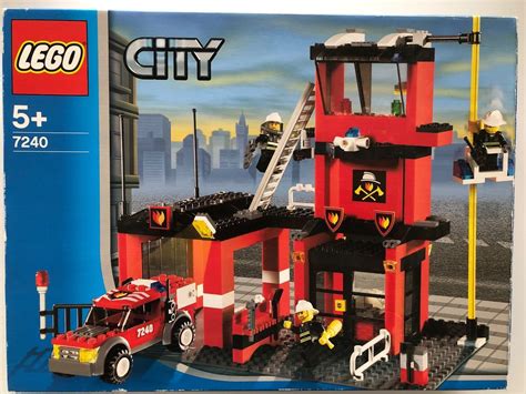 Zdjęcie zestawu LEGO 7240 Remiza (pudełko i złożony model)