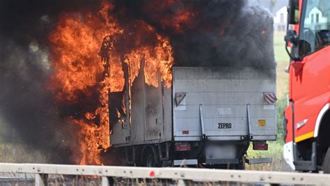 zdjęcie pożaru samochodu dostawczego z akumulatorami na trasie S6