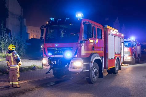 Zdjęcie miejsca pożaru hurtowni kwiatów w Zaściankach z widoczną spaloną częścią biurową i samochodami