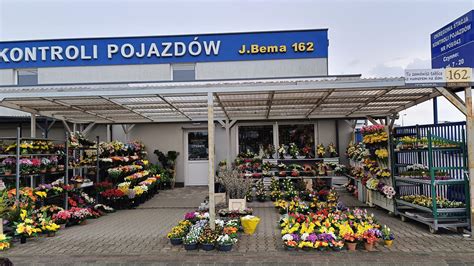 Zdjęcie potężnego dymu unoszącego się z płonącej hurtowni sztucznych kwiatów w Białymstoku