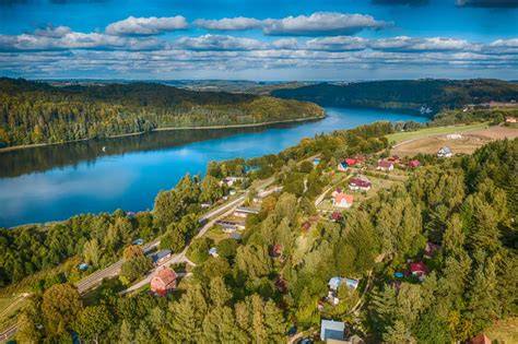 Zdjęcie Dworu Pomorskiego w Luboradzy - widok na budynek i otaczający go teren zielony