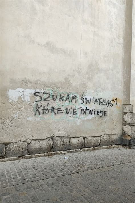 Napis na murze kurii oraz ślady zdarzenia