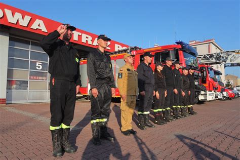 Zdjęcie strażaków oddających hołd zmarłym kolegom, np. podczas ceremonii z włączonymi syrenami
