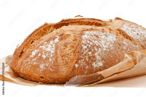 Tematyczne zdjęcie przedstawiające bochenek chleba na drewnianym stole, symbolizujące lokalne tradycje