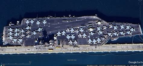 Zdjęcie satelitarne lotniskowca Liaoning w bazie morskiej Qingdao.