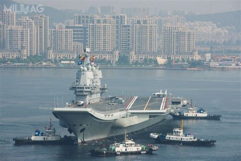 Zdjęcie satelitarne lotniskowca Shandong w bazie morskiej Sanya.