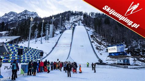 Myśliwiec pokładowy J-15 startujący ze skoczni narciarskiej.