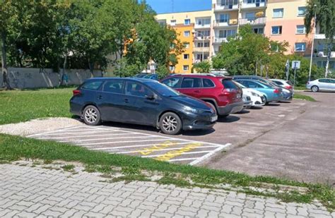 infografika przedstawiająca rozprzestrzenianie się ognia na parkingu osiedlowym