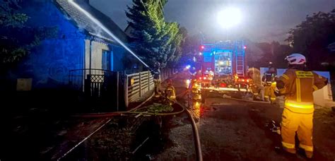 Zdjęcie ilustrujące akcję gaśniczą domu jednorodzinnego w nocy