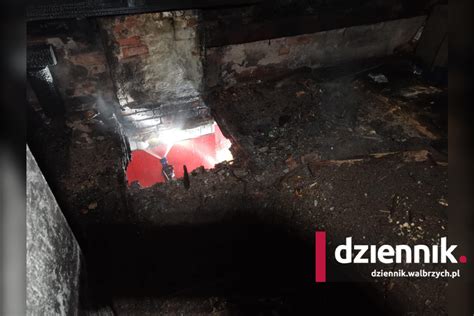 Zdjęcie przedstawiające akcję gaśniczą lub zniszczone poddasze zabytkowej kamienicy na Kazimierzu