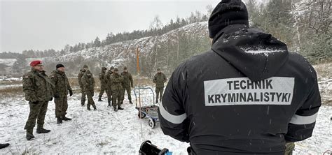 Zdjęcie przedstawiające techników kryminalistyki prowadzących oględziny na pogorzelisku