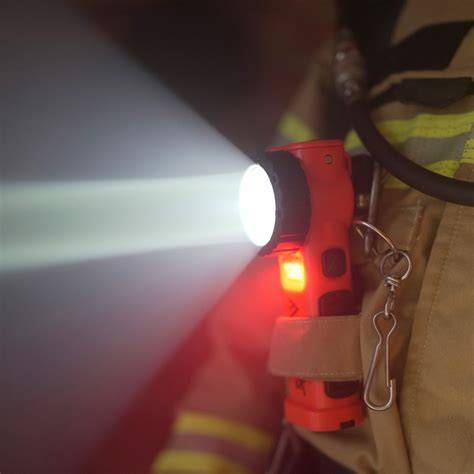 Latarka kątowa M-Fire Guardian XR z widocznym czerwonym światłem pomocniczym