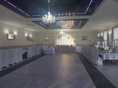 elegancka sala weselna w restauracji z udekorowanymi stołami