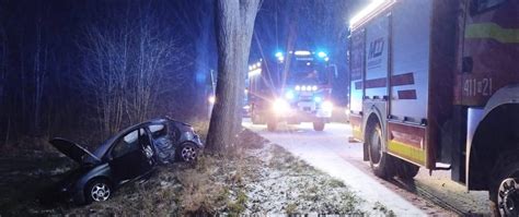 zdjęcie z miejsca wypadku drogowego z udziałem straży pożarnej w Domasławicach