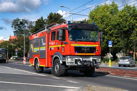 zdjęcie nowego wozu bojowego MAN TGM 13.290 OSP Wesoła podczas uroczystego przekazania